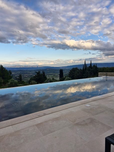 Dallage et margelle en pierre naturelle Bilbeau